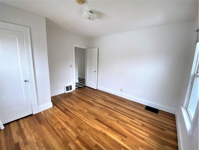 Building Photo - 105 Helen St