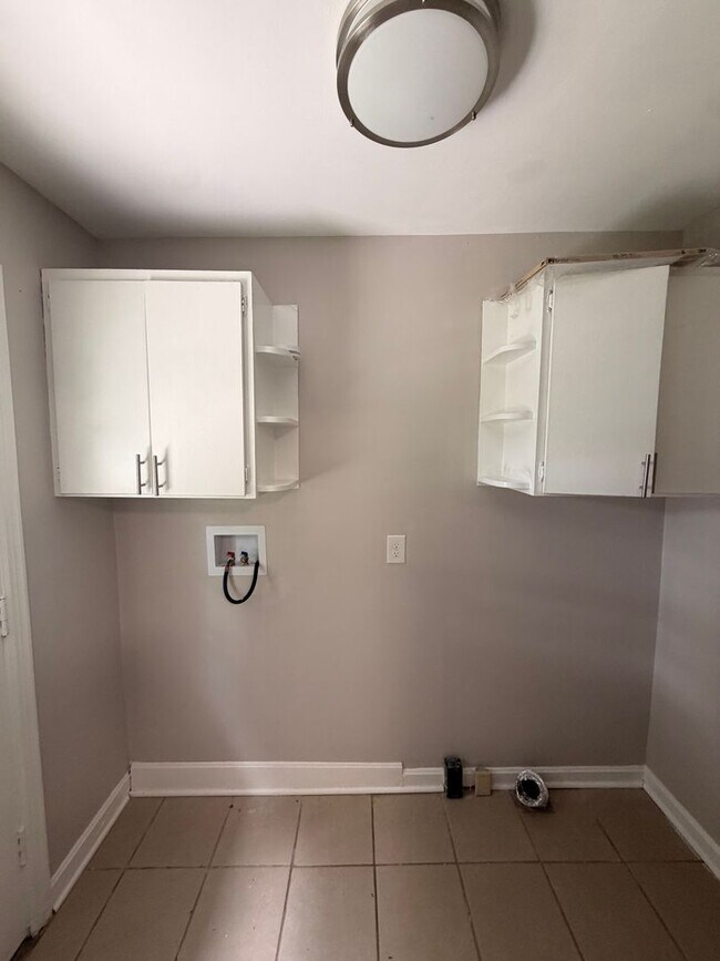 Building Photo - Gorgeous 2 bedroom/1 bath house!