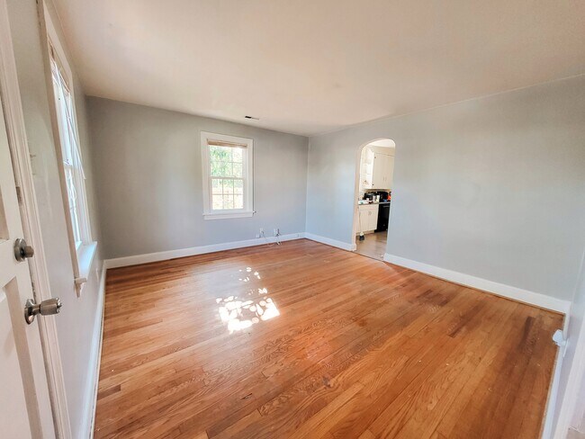 Building Photo - 8 N Ivy Ave