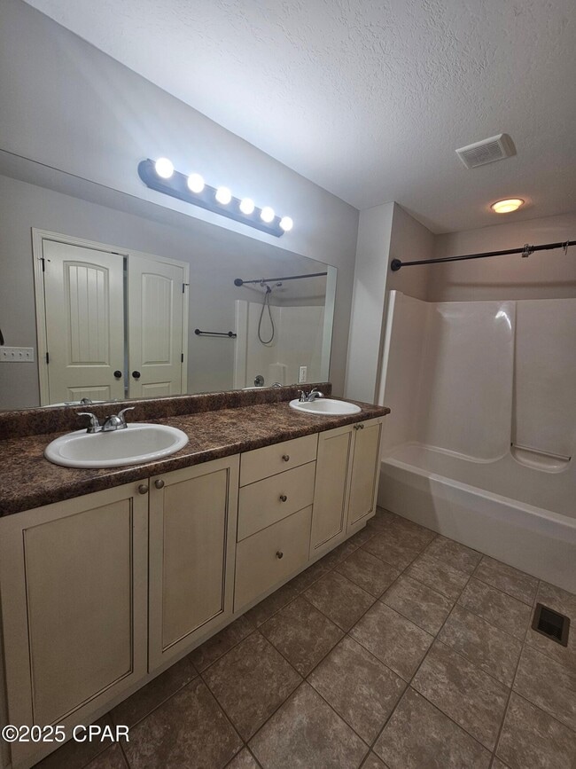 Building Photo - 7225 Quail Hollow Dr