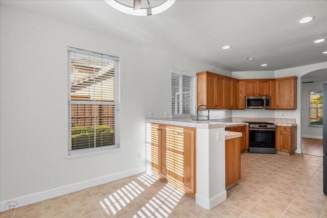 Building Photo - Beautiful 3(4) Bedroom/2 Bath Home Located in Lodi Ca