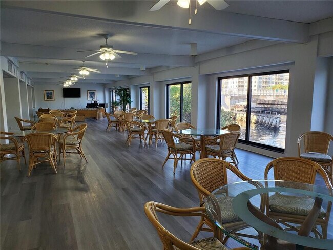 Building Photo - 1401 N Riverside Dr