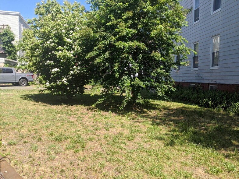 Building Photo - 21 Thorndike St