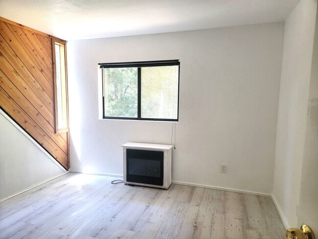 Building Photo - Renovated Cascade shores apartment