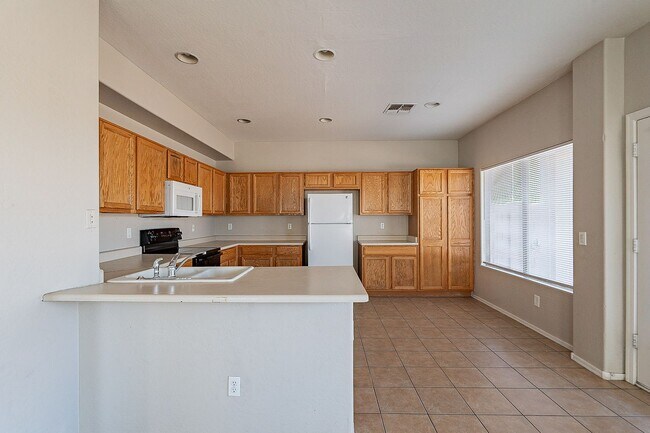 Building Photo - large 3 bedroom home for rent