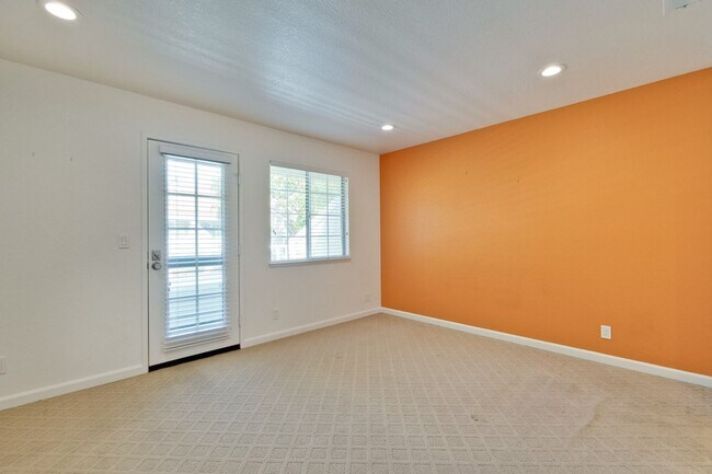 Building Photo - 2-Suite Townhome in Whisman Station Area | Easy Access to 101/237/85