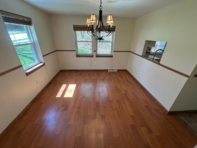 Building Photo - Charming 2BD/1BA Townhome in Burlington’s New North End