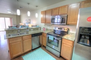 3& 4 Bedroom Kitchen Style - 229 Lakelawn *Student Housing*