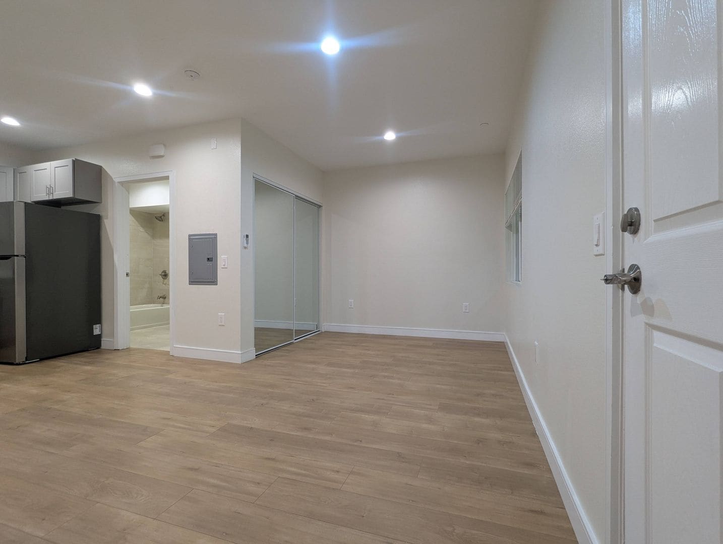 Interior Photo - 14411 Vanowen St.