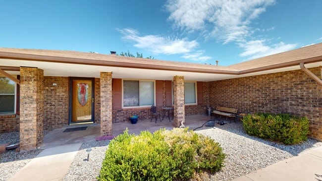 Building Photo - Fully Furnished 3 Bedroom Rental
