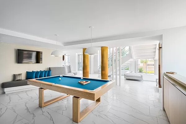 Building Photo - 320 W 71st St