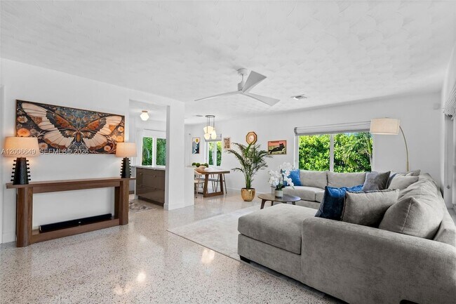 Building Photo - 930 N 11th Ct