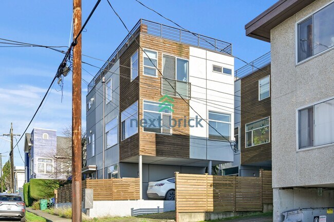 Building Photo - 3 BED & 2.5 BATH SINGLE FAMILY HOUSE FOR RENT