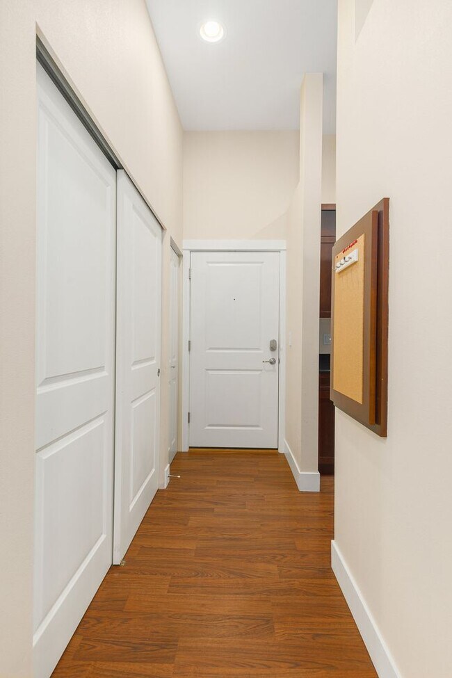 Building Photo - Welcoming Top Floor 1 Bedroom Condo - Gated Community with Parking