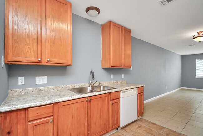 Building Photo - 11899 Algonquin Dr