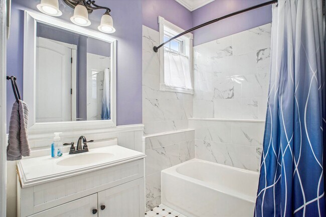 Building Photo - Stunning and Spacious Single Family Home S...
