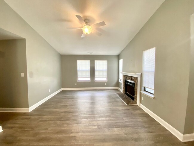 Building Photo - Beautiful 3 Bedroom 2 Bathroom House Off o...