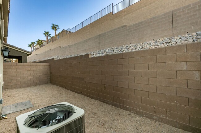 Building Photo - GORGEOUS TOWNHOME*UPGRADED*ALL APPLIANCES*...