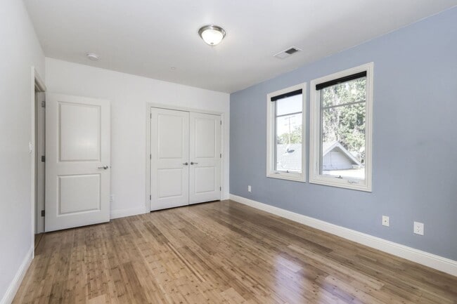 Building Photo - Open and Bright 2 bed/ 1.5 bath town-home ...