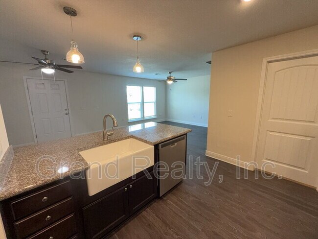 Building Photo - 5033 Peach Dr