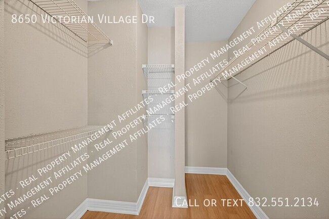 Building Photo - 8650 Victorian Village Dr