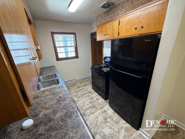 Building Photo - Updated 4+ Bedroom, 2 Bathroom House By Augustana University