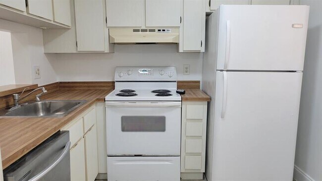 Building Photo - 3674 N University Dr