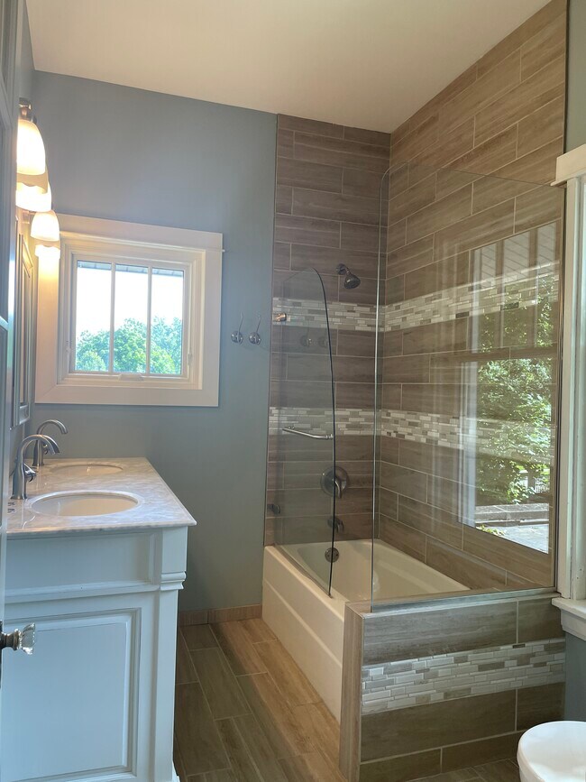 Building Photo - 1662 Wealthy St SE