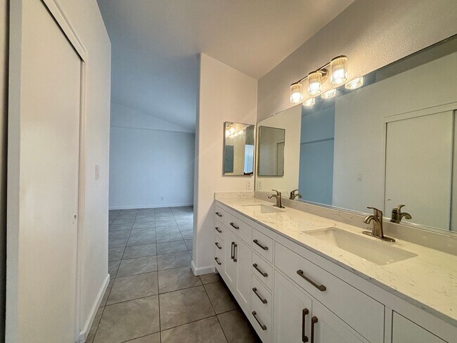 Building Photo - Renovated Spacious East Lancaster Single Story Home