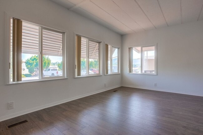 Building Photo - 55+ Mobile Home Community, 2 Bedroom + Sun...