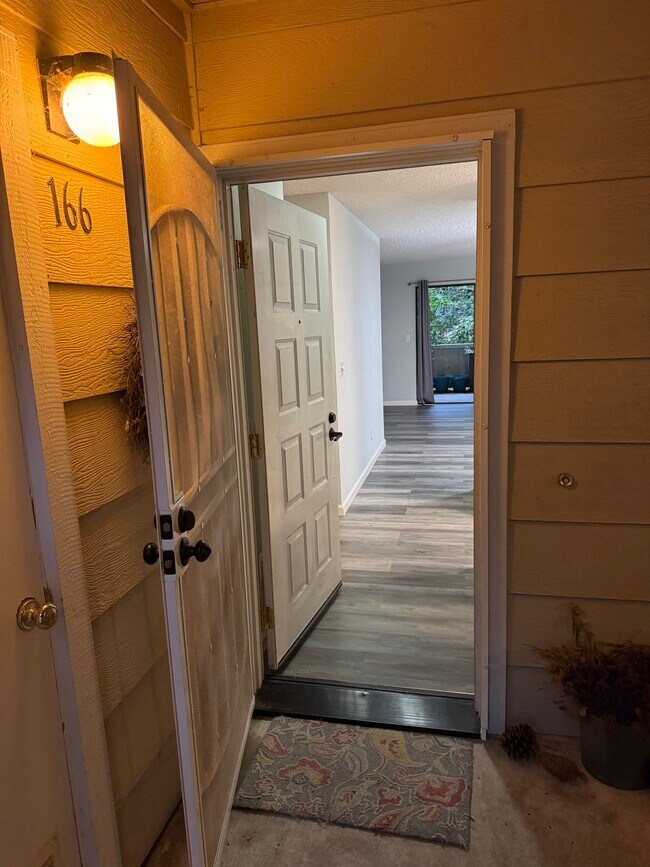 Building Photo - 166 Farm Ln