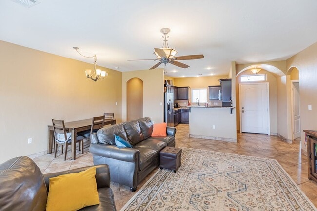 Building Photo - Beautiful 3 Bed 2 Bath Home