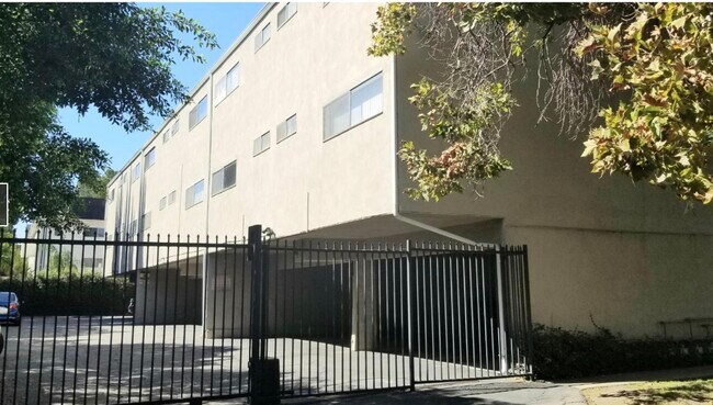 Garage - 15106 W Magnolia Blvd