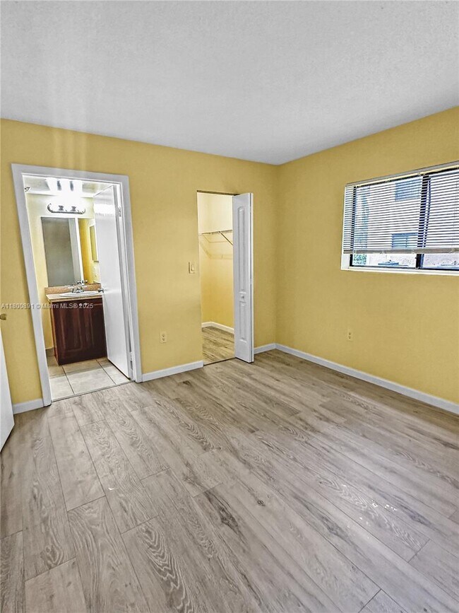 Primary Photo - 250 Palm Cir W