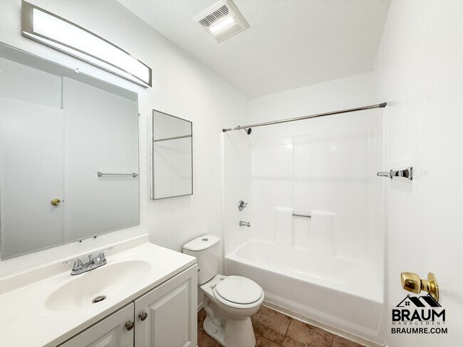 Building Photo - 221 W Elm Ave