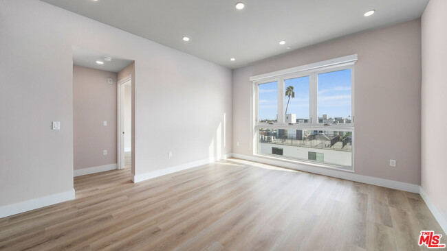 Building Photo - 927 Fedora St