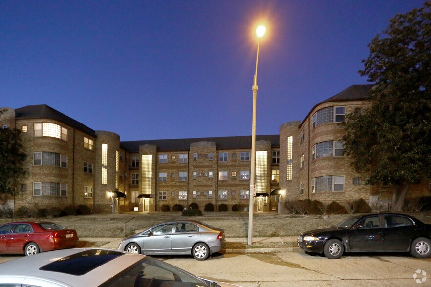 Building Photo - 5835-5845 Lindenwood Ave