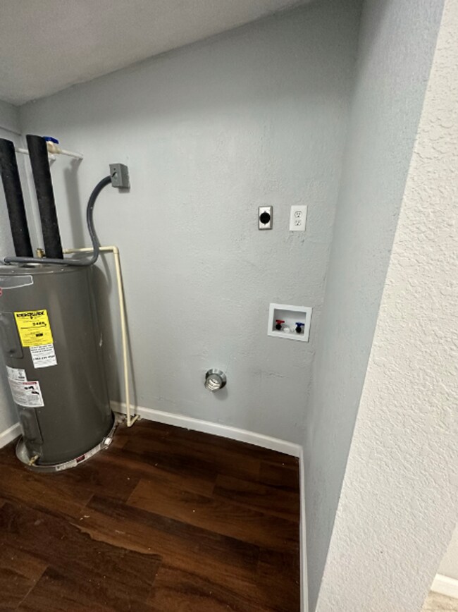 Building Photo - Renovated** Move in Ready** 3/2 Single Family home : Available Now!