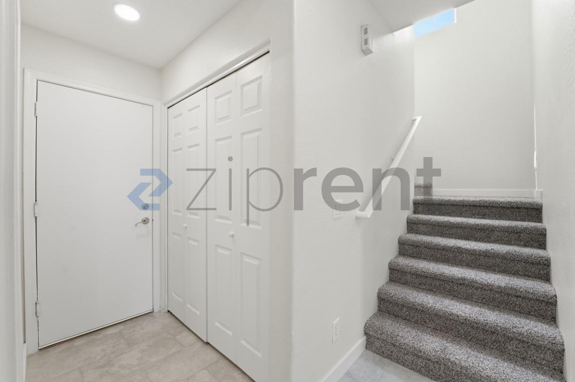 Building Photo - 2600 E Springfield Pl