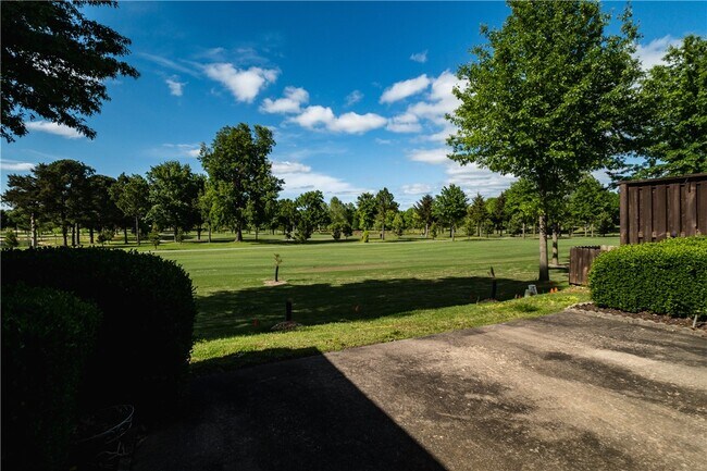 Building Photo - 2538 E Sweetbriar Dr