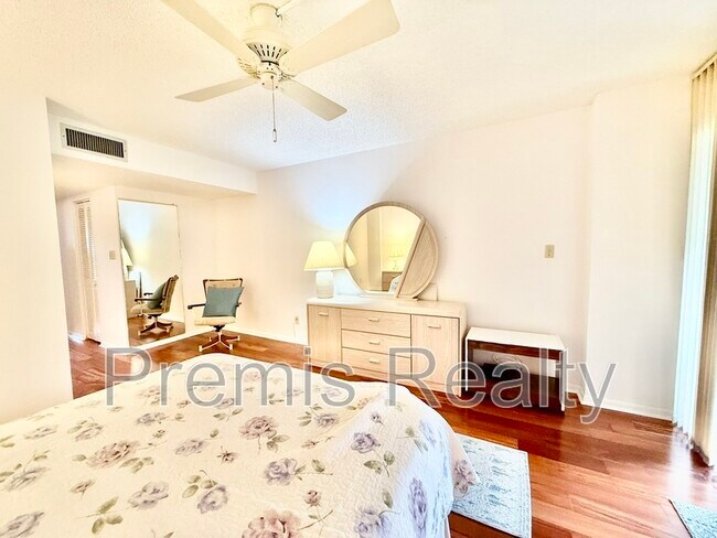 Building Photo - 2900 Cove Cay Dr