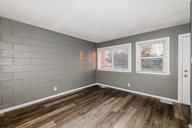 Building Photo - Charming 2 Bed, 1 Bath Apartment in Indianapolis - Don't Miss Out!