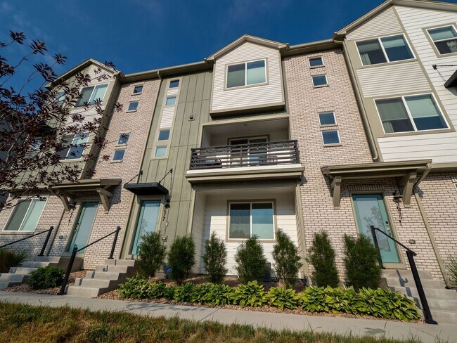 Building Photo - Astonishing 3 Bed/3.5 Bath Tri Level Townhome.   Must see to believe!!