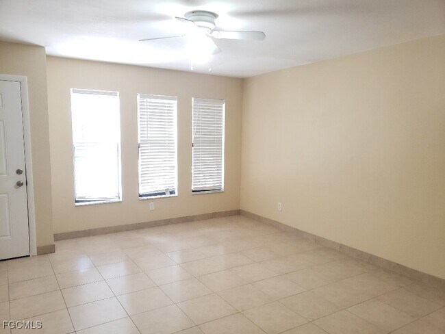 Building Photo - 405 SE Van Loon Terrace