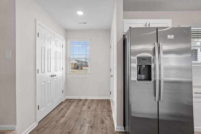 Building Photo - 3 Bd 2.5 Ba Townhome