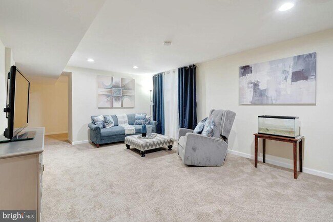 Building Photo - 900 E Tantallon Dr