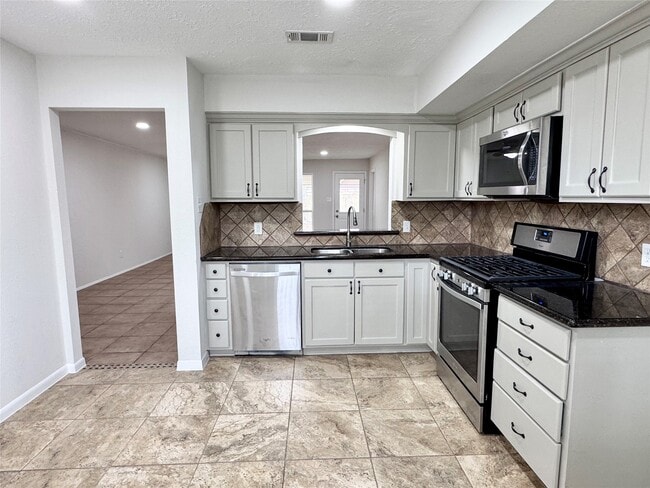 Building Photo - 2301 N Thompson St