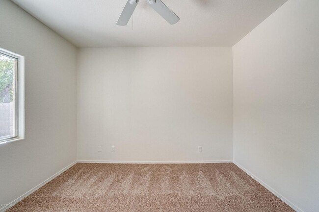 Building Photo - Charming 4 Bedroom 3 Bath 3 Car garage Hom...