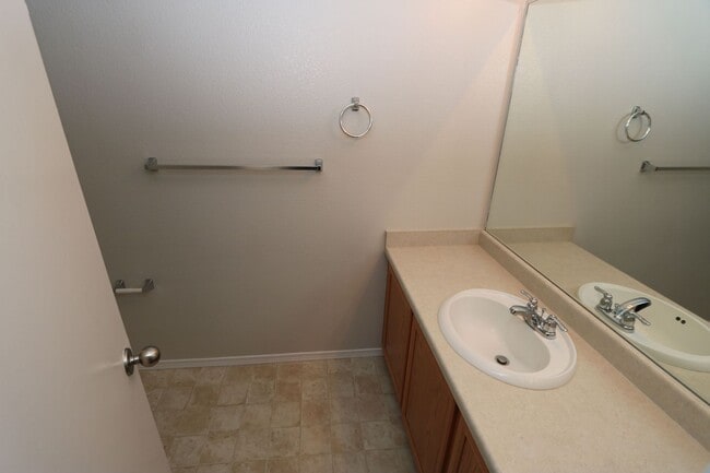 Building Photo - Great 2bd/2.5ba, 1306sf Townhouse with A/C in Fountain, CO, near Ft Carson!