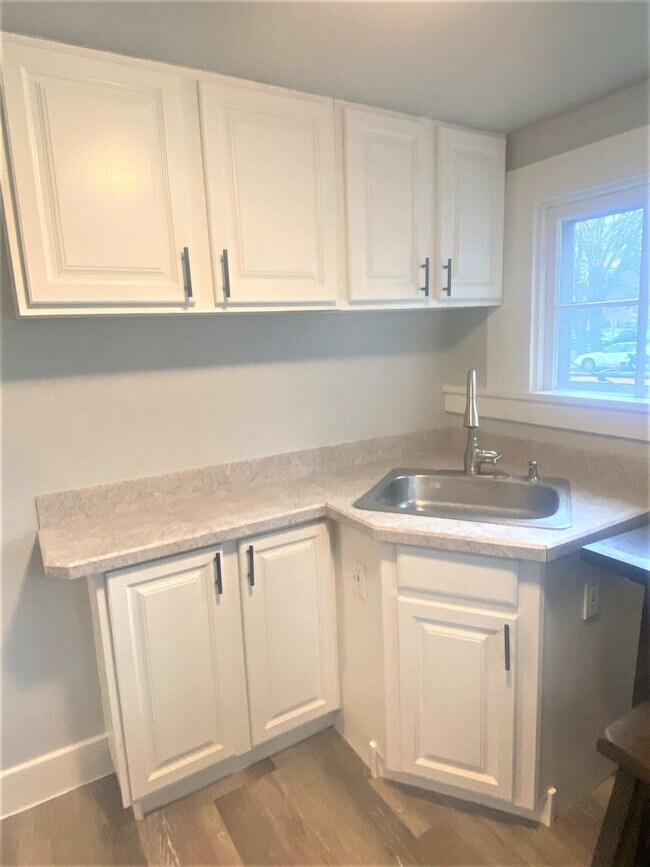 Building Photo - Newly Renovated Studio in Unbeatable Locat...